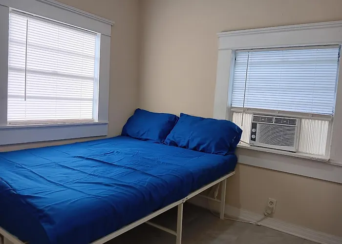 Hostel Tampa, Near Downtown, Ybor City, 15 Minutes Drive To Airport