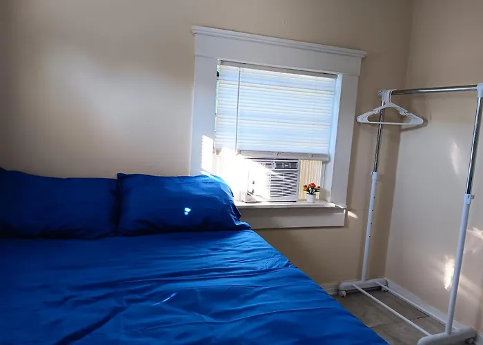 Hostel Tampa, Near Downtown, Ybor City, 15 Minutes Drive To Airport