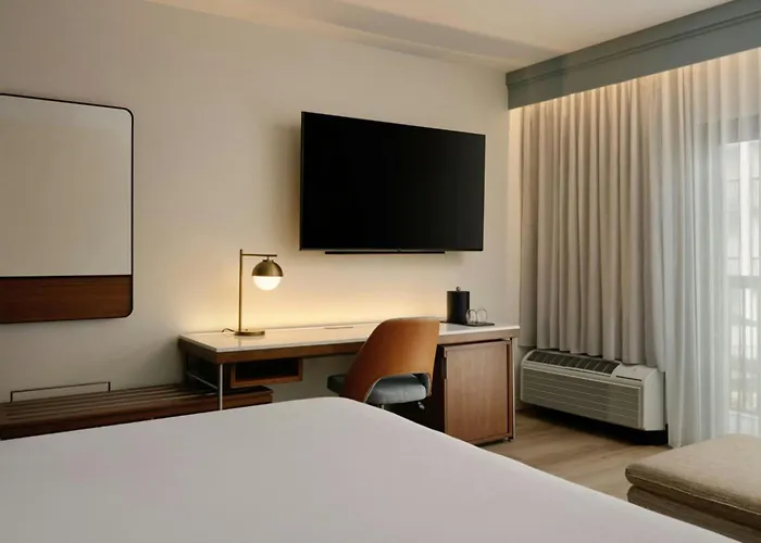 Courtyard By Marriott Airport