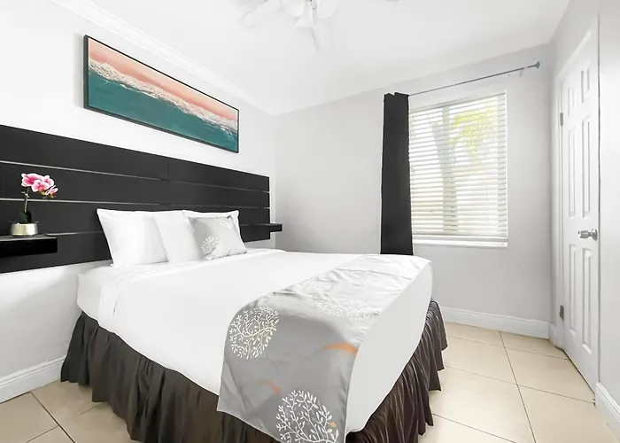Hollywood Broadwalk Oceanside Hotel