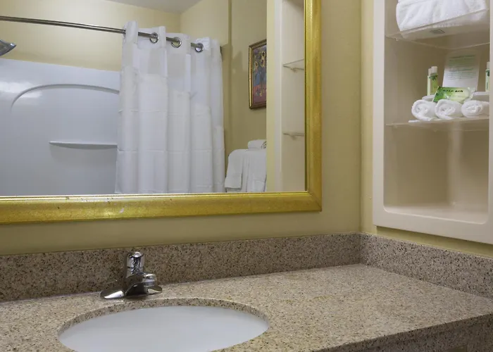 Holiday Inn Express & Suites By Ihg