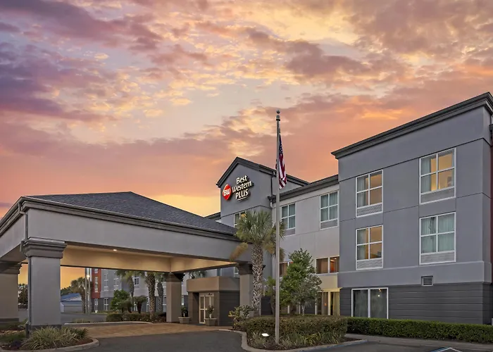 Best Western Plus Chain Of Lakes Inn & Suites